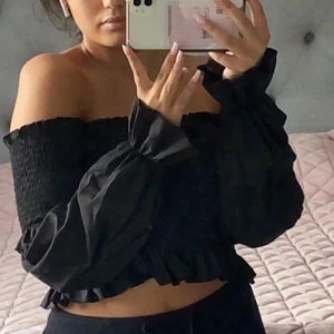 Svart topp - Säljer denna fina svarta topp, den är använd endast fåtal gånger och nästan som ny. 🤍