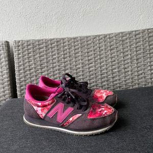 Superfina skor från New Balance. Väldigt fint skick då jag använt de väldigt lite! Otroligt sköna att både gå promenader i, ha till vardags eller på gymmet! 🦋