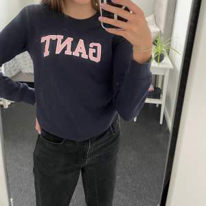 Marinblå gant sweatshirt med rosa tryck på, i strl 146/152. Säljer då den inte används längre💗