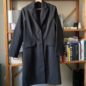 Kritstrecks kappa/kavaj - Säljer min längre kritstreckskavaj då jag sällan använder den och behöver rensa. Perfekt passform, lite figursydd. Står 34 inuti men passar mig perfekt som är 36, till och med lite rymlig. Fejk-fickor, funkar även som dress! Går till knäna på mig (167cm)