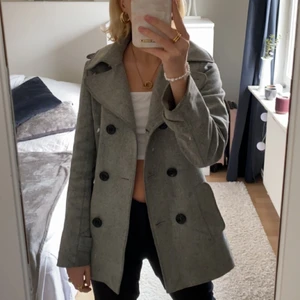 Grå kappa - Säljer denna super fina grå kappan!💙 passar perfekt nu till hösten 