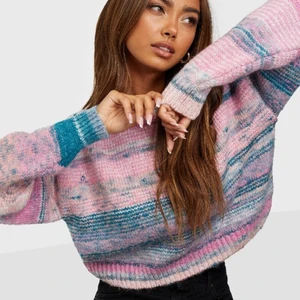 Stickad tröja Space Yarn knit - Hej! Säljer denna tröja då jag fått den i present men inte riktigt min stil. Tvättat 1 gång. Storlek S. 