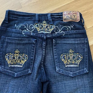 Y2k byxor - Y2k trekvart-byxor med kronor, slutar ungefär vid knät!