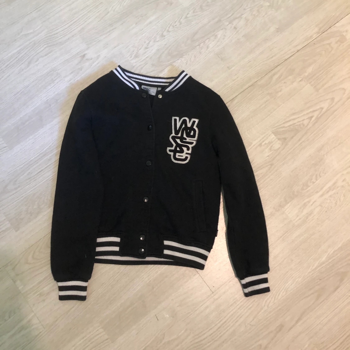 En oanvänd Wesc kofta i nyskick, orginalpriset var 300kr och säljs nu för 170kr.