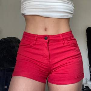Jeans shorts i färgen röd, har fram- och bakfickor. Köpta på H&M❤️ Har du frågar är det bara till att skriva till mig så svarar jag😊