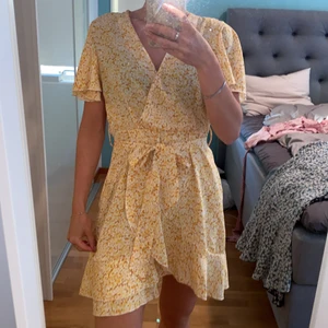 Sommar/midsommar klänning - Säljer min otroligt fina sommar klänning, Stolek S och aldrig använd!