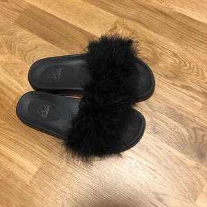 NYA pälstofflor från K.Cobler - Ett par pälstofflor som är i nyskick och inköpa på Scorett!! Märket är K.Cobler. Använda ett fåtal gånger bara, säljer för att jag inte kommer använda dem. Storleken är 41 men jag har inte den storleken i andra skor utan oftast 38 ibland 39.