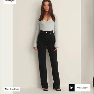 Svarta jeans  - Svarta momjeans från NA-KD som inte har kommit till stor användning på senaste💕