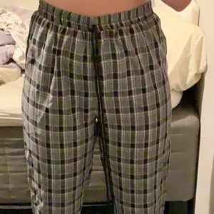 Rutiga byxor - Rutiga byxor från Shein, aldrig använda pga för stora för mig, jag är 159 cm lång och har storlek S/38 i nästan alla byxor. Skulle säga att de passar folk i storlek 40/42 kanske. nypris 100 kr säljer för 30.