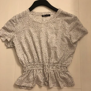 Zara t-shirt med volang strl S - Säljer dessa två jätte fina t-shirts med volang nedtill. Dessa är köpt på zara för 149kr styck. Säljer 1 för 60 och båda för 120kr. 