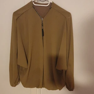 Blous från Italy - Ny blus, storlek L. EU 40/42 . Passar dig som har storlek M och L. Såå fina blus. 