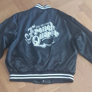 Vtg Chalk Line French Quarter New Orleans Nylon Satin Jacket STRL XL UNISEX  - Plagget är strl XL UNISEX men sitter perfekt för storlek S/M. Jacka köpt på Broadway & Sons för 900 kr. 