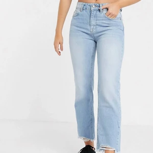 Blåa jeans - Säljer dessa ur snygga jeansen från märket Pimkie, dock köpta från ASOS. Dom är i topp skick då jag använt dom ett fåtal gånger. Dom är i storlek 36.                                                             Nypris: 299 kr  Mitt pris: 120 kr + 70 kr frakt.                                                                                Hör av er vid intresse✨💙 (köparen står för frakten)