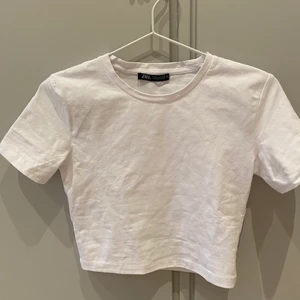 Zara tröja - Säljer denna helt oanvända vita tröjan från Zara🥰tröjan är i en croppad modell och är jätte fin till sommaren, super skönt material:) 