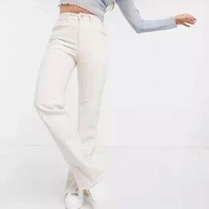 Jeans - Slutsålda jeans från Pull and Bear, beiga med slits i fållen. Bra skick, använda endast en gång. Bilderna är från hemsidan då dom är för små för mig och jag kan inte få på mig dom. Men om det önskas fler bilder skriv privat så skickar jag!