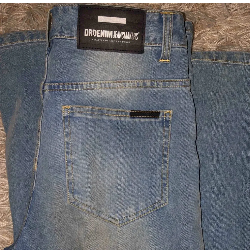 Skitsnygga jeans från Dr.denim. Jag köpte dem på Plick för ett tag sedan men säljer igen då de är för korta för mig. Väldigt bra skick! Hör av er för mer frågor💓 (bilderna är lånade från förra säljaren). Jeans & Byxor.