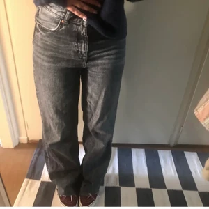 Jeans - Ett par super sköna jeans som jag köpt här på Plick som tyvärr var lite för stora för mig :/ passar någon runt 165-175cm lång🥰🥰