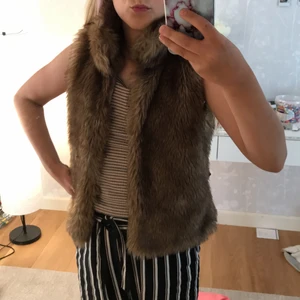 En slaggs jacka med päls på - Tunn jacka med inga armar