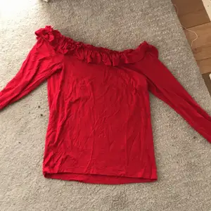 Röd lång tröja