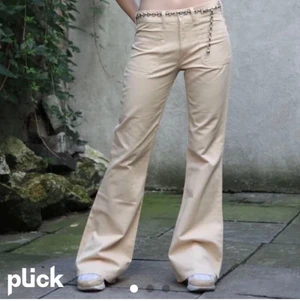 Beiga levis jeans - Jättesöta midrised beiga jeans med coola detaljer. Jag är 170 och dom är typ 2cm för korta men funkar om man gillar dom lite högre upp. Jättefina fickor