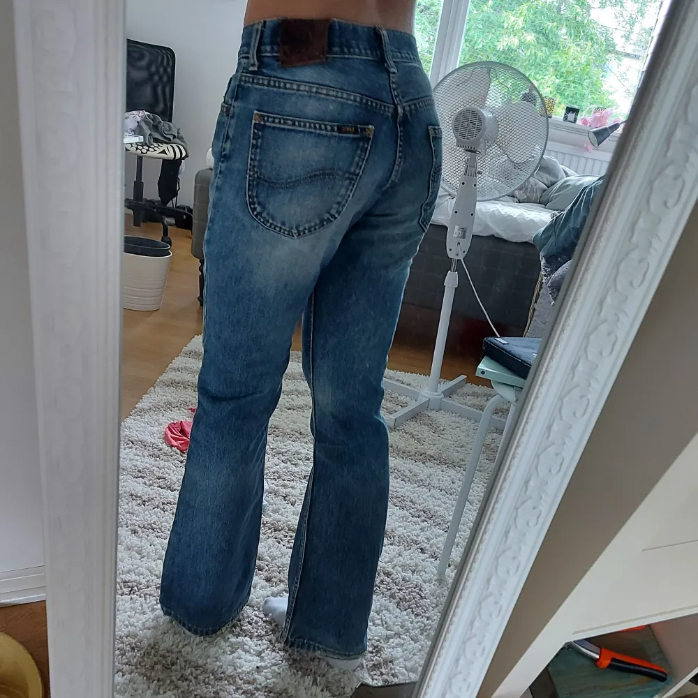 Min mammas super coola gamla Lee jeans i W28 men känns snarare som en W26, men längden är jag osäker på, tror de är uppsydda men passar mig som är 164❤ kan mötas i sthlm❤❤. Jeans & Byxor.