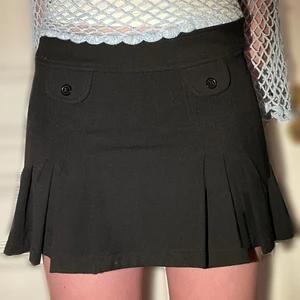 Svart minikjol - Supersöt kjol med kanske skömans tema! Fina detaljer och fickor💞