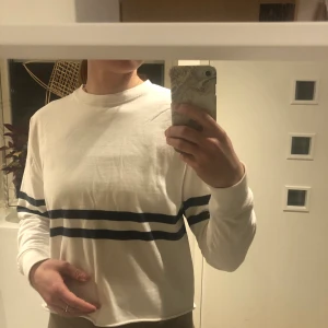 Mjuk, croppad sweatshirt  - Mjuko fin, lite tunnare sweatshirt. Så härlig i materialet. Snålt använd! 
