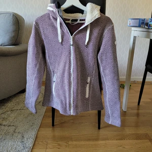 Weather report tröja storlek 38 - Tröja som är varm och skön, endast använd 2 gånger. Lurvigt i luvan och två fickor med dragkedja.