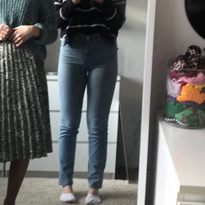 Levis jeans - Sjukt snygga och bekväma jeans från Levi’s💕köpta förra året men knappt använda och är i väldigt fint skick💕storlek 27 i midja💕ursprungspris 1 199kr💕säljer för 650kr + frakt💕skicka ett meddelande vid intresse!