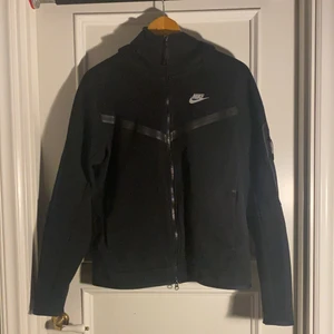 Nike Tech hoodie helvsvart - •Storlek S                                                                                         •Skick 9/10 dragkedjan är lite seg men annars är den som helt ny                                                                                           • (OBS pris inkluderar inte frakt)