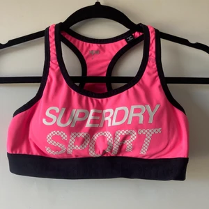 Superdry topp - Snygg topp från Superdry med insydd bh. Kan användas både till träning och fritid. Säljer då den inte passar längre