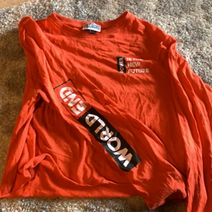 Cool orange tröja med tryck - Supercoola långärmad orange tröja med stort tryck bak, litet fram samt på ena armen. Aldrig använd, croppad och passar mig som är S (liten i storlek)🧡❤️‍🔥🔥 