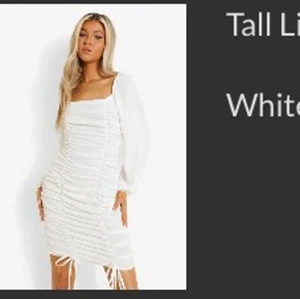 White mini dress  - Jättesöt vit klänning i storlek 42 men passar säkert de med storlek 40. Skulle haft som studentklänning men hittade en annan som jag gillade mer. Denna passar till många tillfällen och man kan klä upp samt klä ner looken. Har tyvärr inga bilder på mig i den men den sitter ungefär som på modellen på bilden. 
