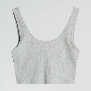 Grått Linne från ginatricot XS - Ett grått linne från ginatricot. Har bara använt detta två gånger så att det är i ett bra skick. Ser och känns som ett nytt linne. Inget smuts eller fläck på man får det såklart nytvättat. Kostar 50kr+frakt. Köpte detta för 120 kr på ginatricot. 