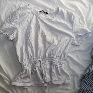 Tröja från Zara - Super fin tröja nu till sommaren! Tyvärr en anning för liten för mig så inte kommit så mycket till användning🤍 men bra skick så inget fel på den! Buda och köparen står för frakt🙌🏼