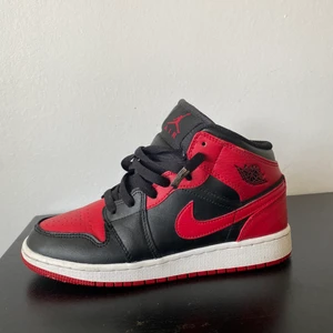 Jordans 1 - Säljer mina Air Jordans 1 i jättebra skick. Inte använda många gånger. Skriv till mig om du har frågor.