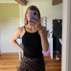 linne från bik bok - svart lite ribbat linne från bik bok, det är storlek xs men passar mig som har medium, fint skick aldrig använt