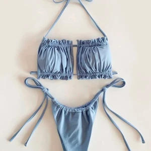 Bikini - Säljer denna super trendiga bikinin då den inte var min smak! Helt oanvänd! Bara att höra av er!💕 Frakt tillkommer 62kr💕 (De är den blåa)☺️