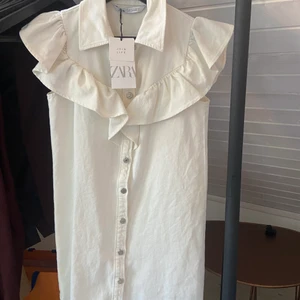 Zara klänning  - Jättesöt och oanvänd klänning från zara. Lite kortare i modellen. Storlek xs, köparen står för frakten❤️