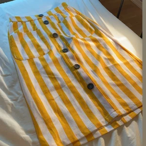 Gul randig kjol - Världen finaste sommarkjol men är lite för stor för mig i midjan🥲🌸