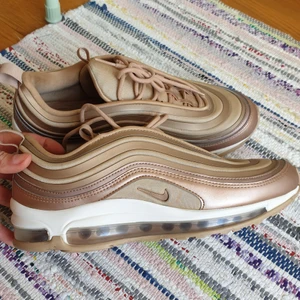 Nike air max 97 - Guld/rosé färgade Nike i väldigt fint skick. Storlek 40, lite små i storleken. Ingen sliten sula under skon.