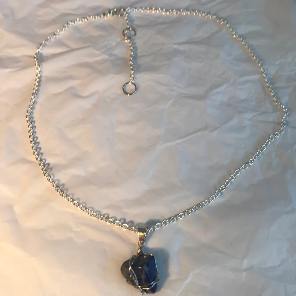silver halsband med Lapis Lazuli en lugnande Sten. Accessoarer.
