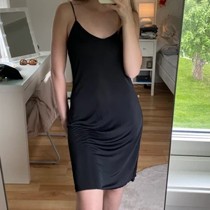 Svart silkesklänning - Så fin, skön och trendig silkesklänning <3 (tror möjligtvis att det kan vara ett nattlinne men funkar som klänning haha) Frakt tillkommer 💛