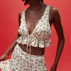 Zara topp - Helt oanvänd zara topp med körsbär med prislapp kvar🍒💕 (slutsåld i mindre storlekar på zaras hemsida senast jag kollade). Storlek XS men lite större i storlek så passar nog en S också!