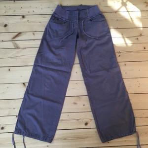 Tyg byxor  - Tyg byxor köpta från loppis. Knappt använda. Väldigt sköna och låga i midjan. Skriv för mer bilder 