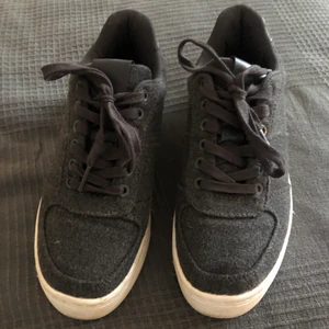 Grå sneakers  - Super snygga grå sneakers!