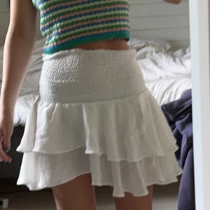 Vit kjol - Så fin vit volangkjol men råkade beställa 2 likadana så säljer ena 💕 man kan ha den på lite olika sätt beroende på hur lång man vill att den ska vara osv. 