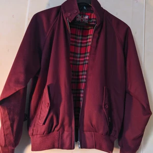 Harrington jacka / bomber, Engelsk - En fin Harringtonjacka inköpt i Brixton, 2015. Avslappnad passform, luftigt material, perfekt för sommar. Kan skickas!