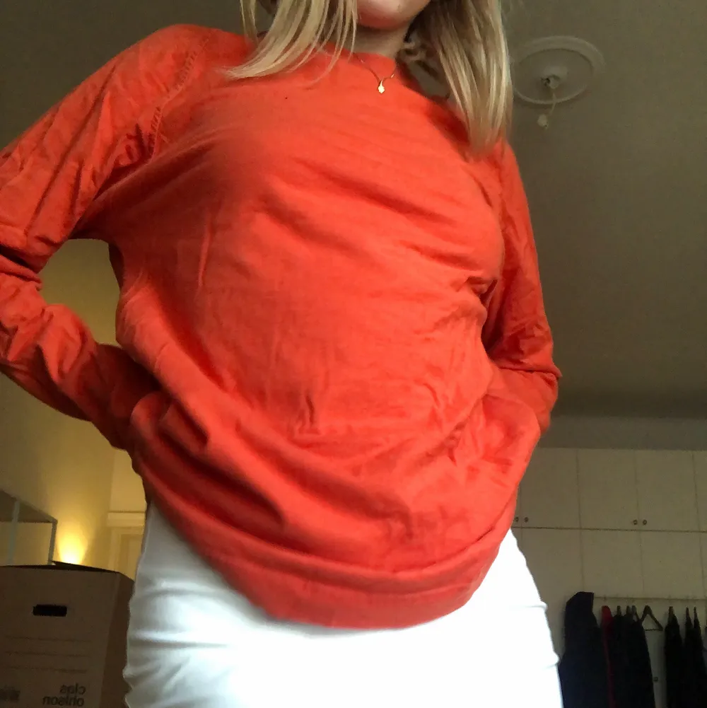 Orange långärmad tröja med snygg passfoto och lång i armarna. Toppen skick och jätte skön. Tröjor & Koftor.