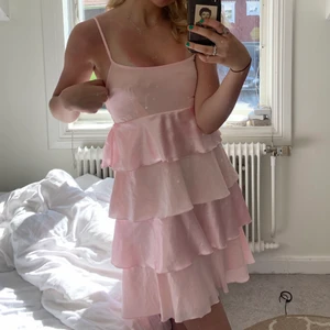 Volangklänning strl xs - Säljer denna söta volangklänning från Paris kate & I! Super snygg och söt🤌🥶strl xs FÖRST TILL KVARN 